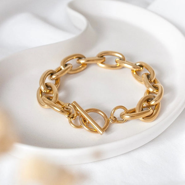 Oval Link T-Bar Chain Bracelet Gold - VIRAGE London